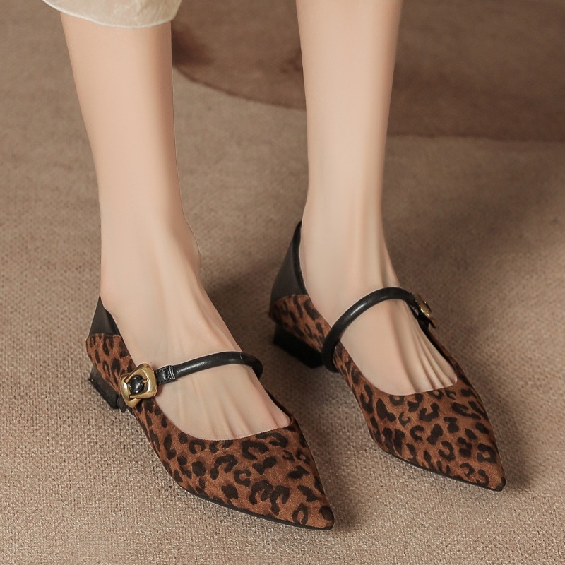 Mary Jane Shoes - รองเท้าส้นเตี้ยทรงแมรี่เจนหัวแหลมสไตล์วินเทจสำหรับผู้หญิง ดีไซน์หัวเข็มขัดโลหะ พื้นนุ่มทำจากหนังกลับ