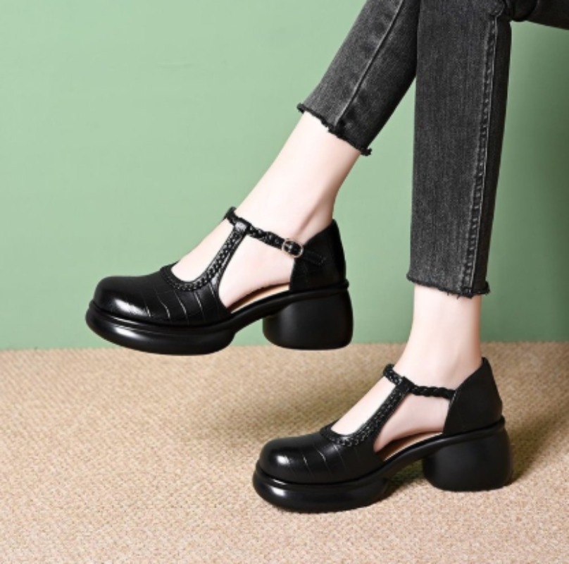 Mary Jane Shoes - รองเท้าส้นสูงแบบแมรี่เจนสำหรับผู้หญิง สีดำ ลายหนังจระเข้ สายรัดรูปตัว T พร้อมดีไซน์หัวเข็มขัด