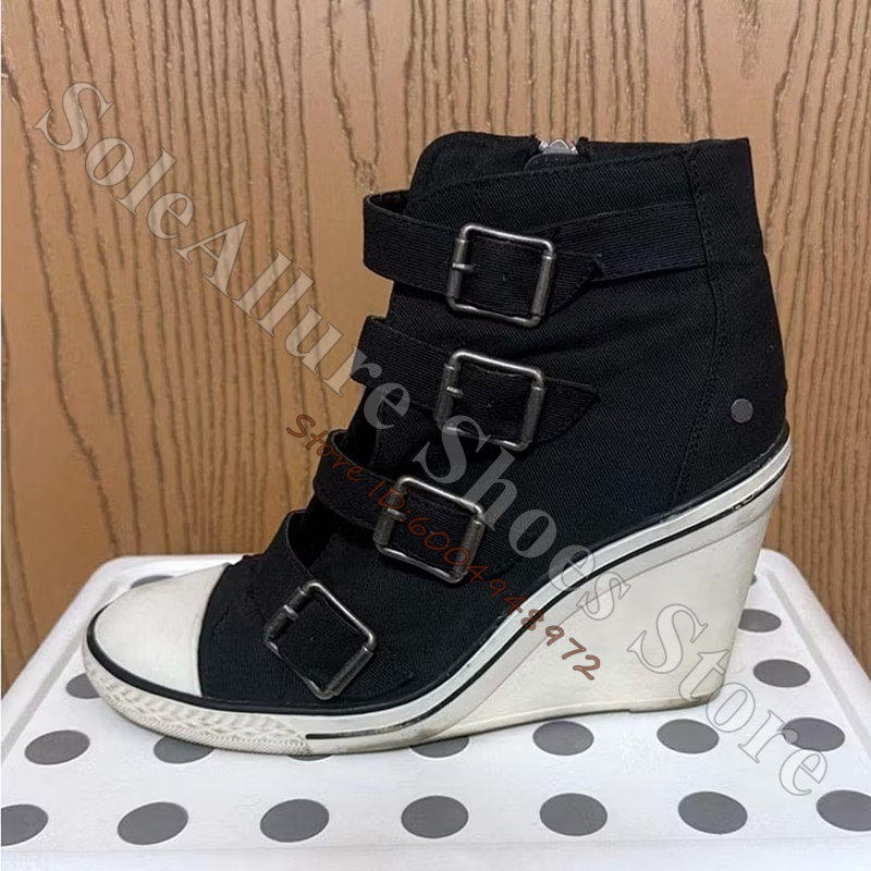 Women Shoes Store - รองเท้าผ้าใบหุ้มข้อสีเทาแบบมีหัวเข็มขัดหลายจุด ส้นลิ่มซ่อนในตัว สไตล์วินเทจ เหมาะสำหรับใส่เดินเล่นในชีวิตประจำวัน