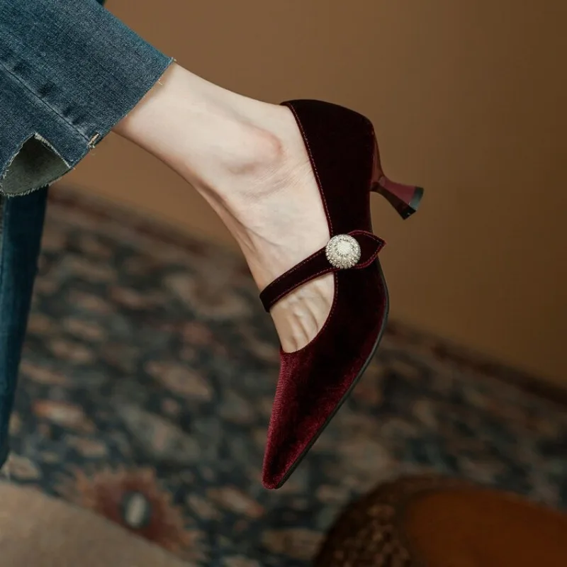 รองเท้าส้นเข็มแบบแมรี่เจนหัวแห - Mary Jane Shoes บทวิจารณ์และราคา